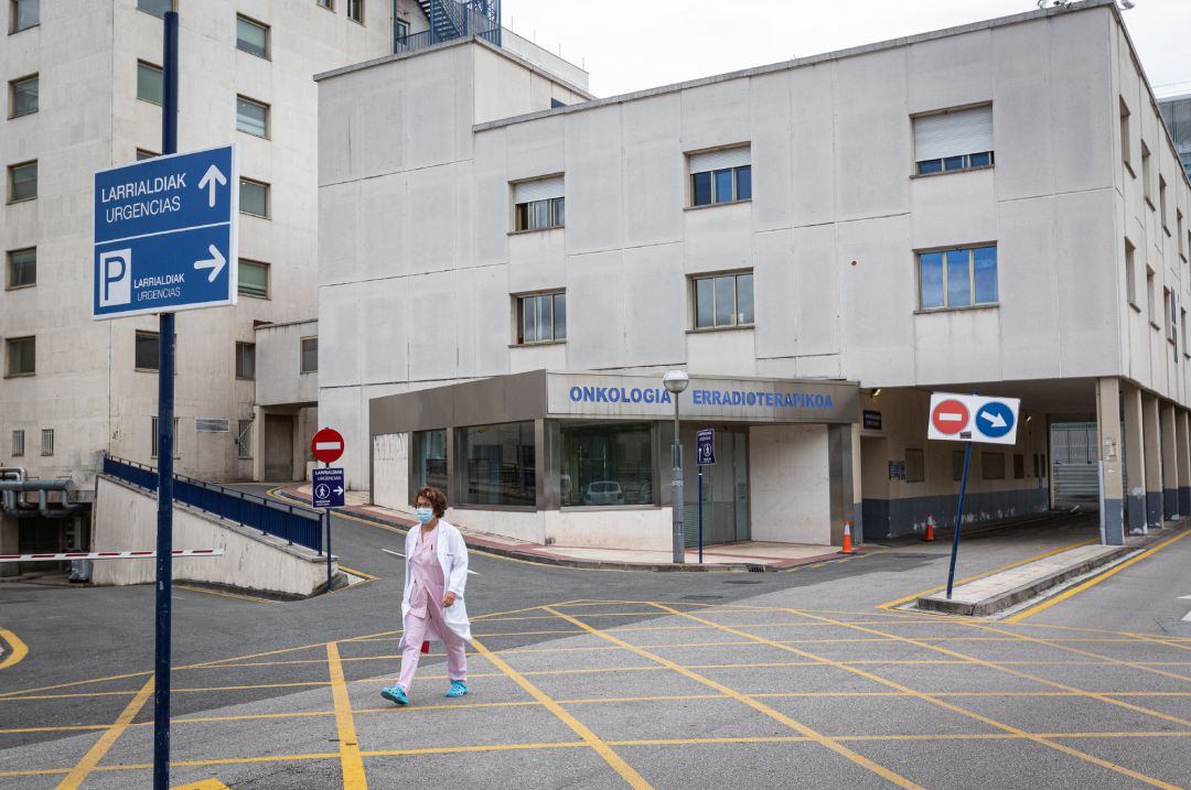 Una profesional sanitaria en las inmediaciones del Hospital de Txagorritxu Una profesional sanitaria en las inmediaciones del Hospital de Txagorritxu
