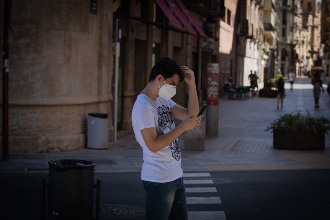 Un joven protegido con mascarilla camina por una calle del centro de Lleida. Un joven protegido con mascarilla camina por una calle del centro de Lleida.