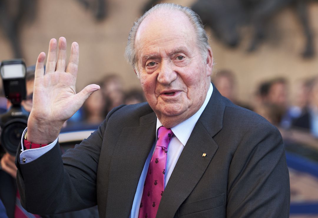 El rey emérito, Juan Carlos I, saluda con la mano El rey emérito, Juan Carlos I, saluda con la mano