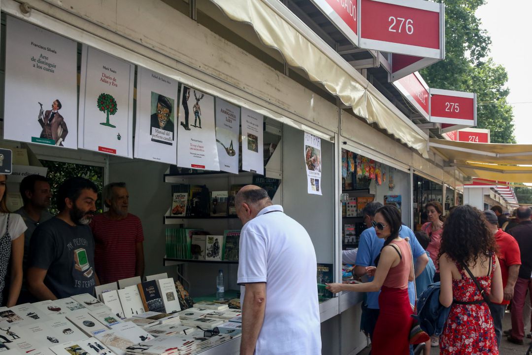 Visitantes en las casetas de la Feria del Libro de Madrid Visitantes en las casetas de la Feria del Libro de Madrid