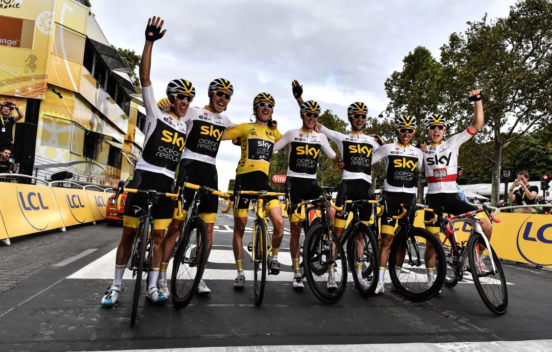 Froome (en el centro) en la victoria de Thomas en el Tour de 2018 con todos sus compañeros del Ineos cuando tenía la denominación de Sky. Froome (en el centro) en la victoria de Thomas en el Tour de 2018 con todos sus compañeros del Ineos cuando tenía la denominación de Sky.