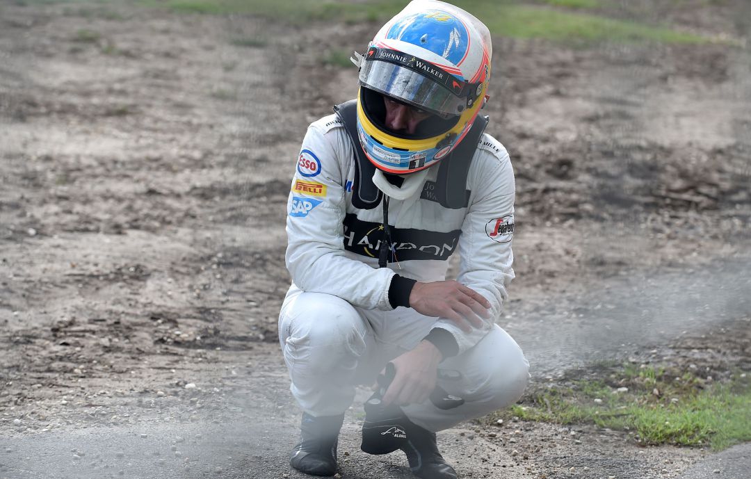 Fernando Alonso, tras el accidente que sufrió en Australia en 2016. Fernando Alonso, tras el accidente que sufrió en Australia en 2016.