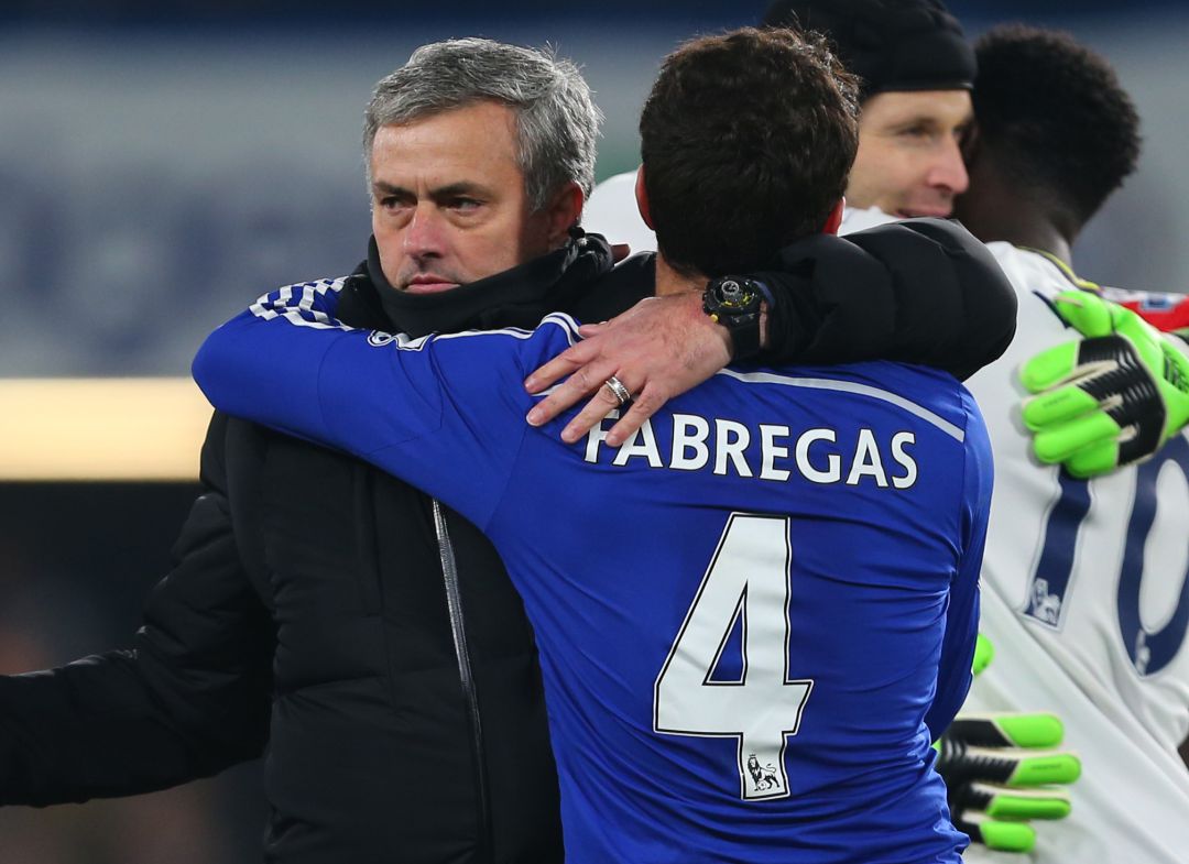 Cesc Fábregas abraza a Mourinho durante un encuentro del Chelsea. Cesc Fábregas abraza a Mourinho durante un encuentro del Chelsea.