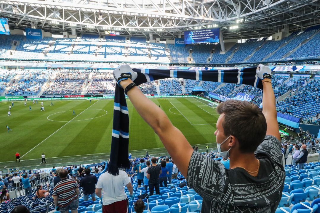 Aficionados en un estadio manteniendo la distancia de seguridad Aficionados en un estadio manteniendo la distancia de seguridad