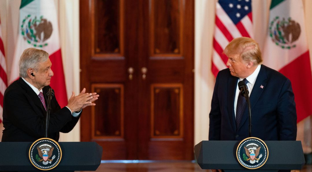 El presidente mexicano, Andrés Manuel López Obrador, aplaude a su homólogo estadounidense, Donald Trump, en la Casa Blanca. El presidente mexicano, Andrés Manuel López Obrador, aplaude a su homólogo estadounidense, Donald Trump, en la Casa Blanca.