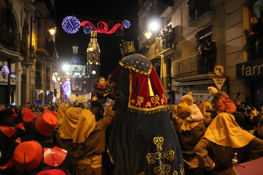 Un niño se acerca entre la multitud al rey Gaspar para besarlo en Alcoy Un niño se acerca entre la multitud al rey Gaspar para besarlo en Alcoy