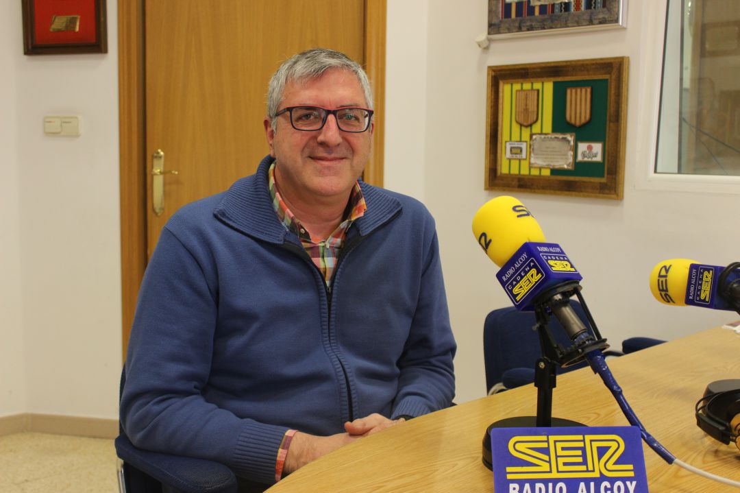 Josep Manel Francés, alcalde d'Agres, a l'estudi de Radio Alcoy en una imatge d'arxiu. Josep Manel Francés, alcalde d'Agres, a l'estudi de Radio Alcoy en una imatge d'arxiu.