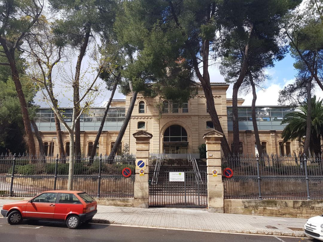 La Generalitat estudia la reconversión a gestión pública de la residencia de personas mayores de la calle Oliver, en Alcoy. La Generalitat estudia la reconversión a gestión pública de la residencia de personas mayores de la calle Oliver, en Alcoy.