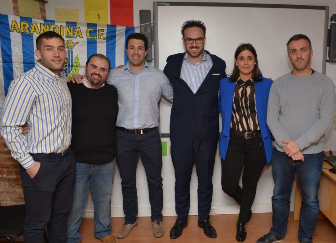 Varios miembros de la candidatura ADN Blanquiazul, con su candidato, Jesús Herrero (2º por la izq) a la cabeza. Varios miembros de la candidatura ADN Blanquiazul, con su candidato, Jesús Herrero (2º por la izq) a la cabeza.