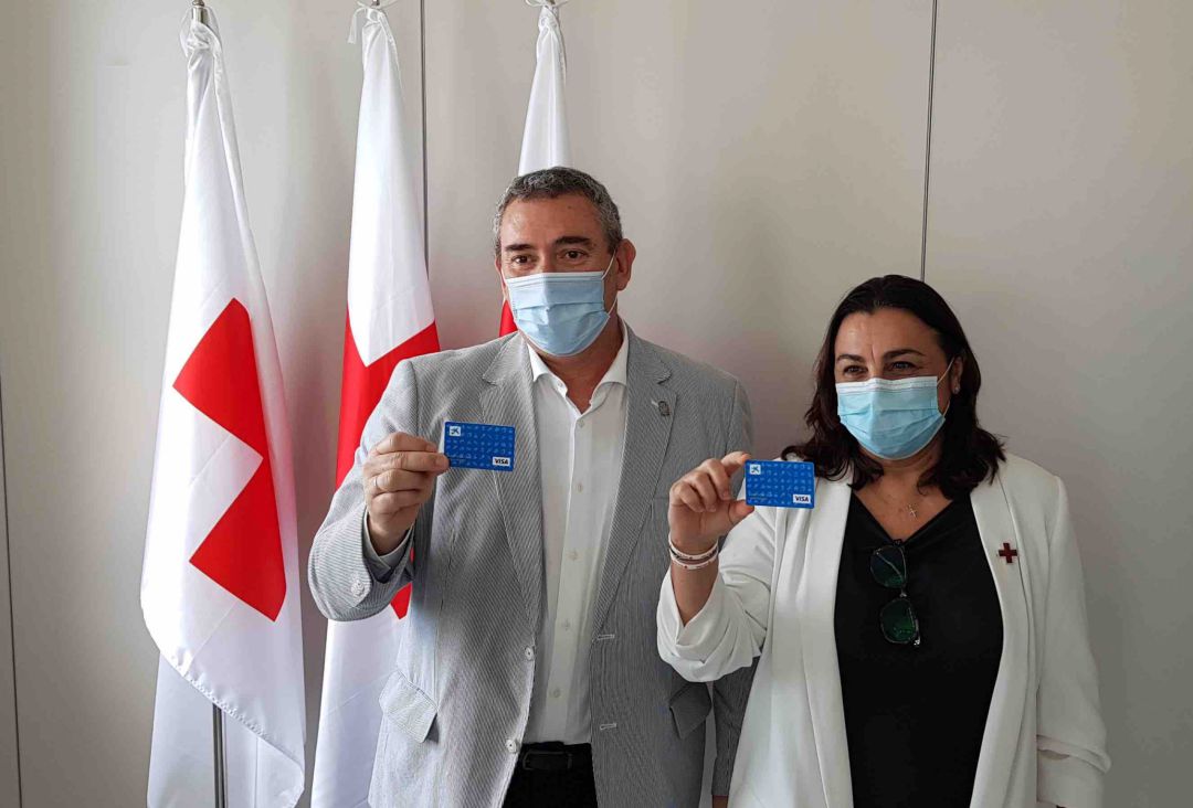 El delegado de Igualdad y la presidenta de Cruz Roja, durante la presentación de la tarjeta monedero El delegado de Igualdad y la presidenta de Cruz Roja, durante la presentación de la tarjeta monedero