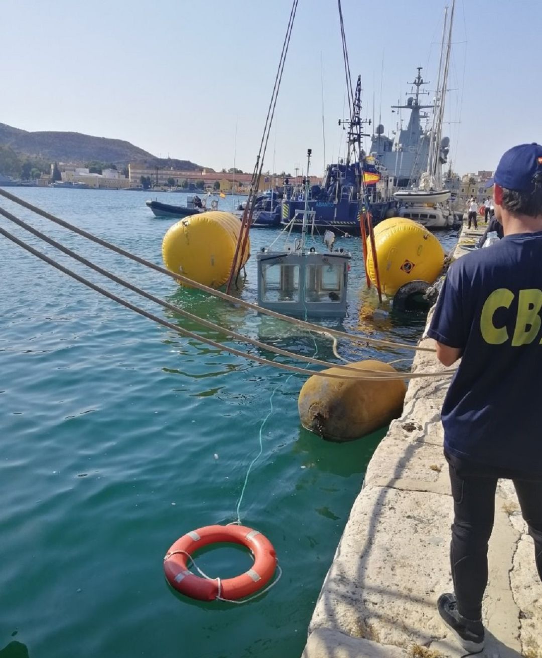 Imagen de las tareas para reflotar la embarcación en Cartagena. Imagen de las tareas para reflotar la embarcación en Cartagena.