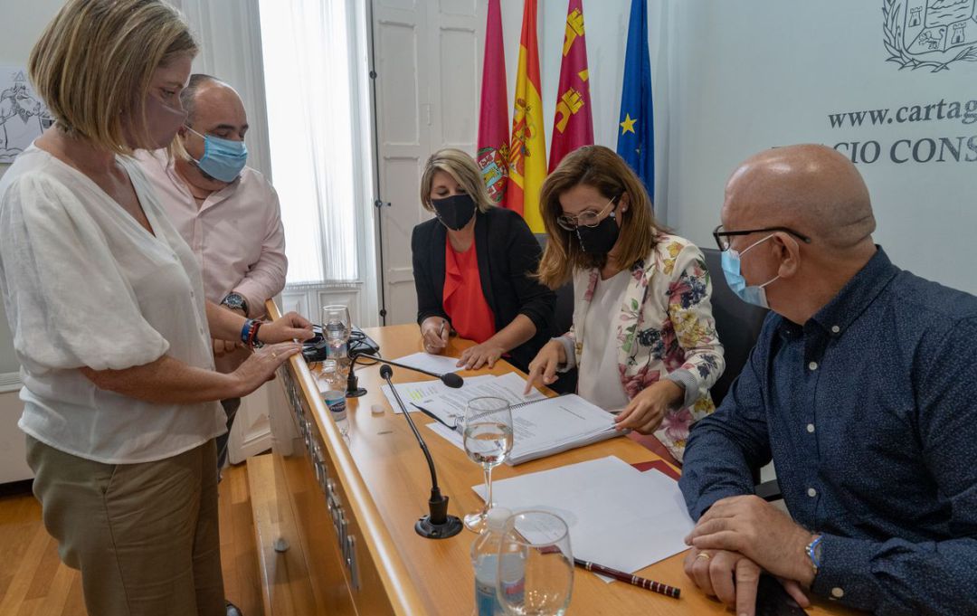 Cinco miembros del equipo de gobierno, incluyendo a la alcaldesa y la vicealcaldesa, analizan el expediente Cinco miembros del equipo de gobierno, incluyendo a la alcaldesa y la vicealcaldesa, analizan el expediente