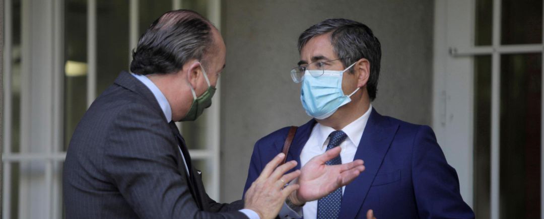 Luis Felipe Utrera-Molina, abogado de la familia Franco, conversa con Miguel Torres, abogado del concello de Sada Luis Felipe Utrera-Molina, abogado de la familia Franco, conversa con Miguel Torres, abogado del concello de Sada