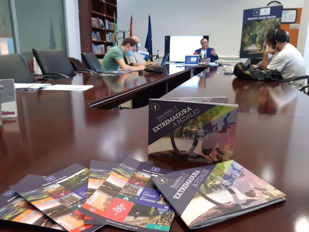 Guia de la Eurovelo durante la presencicón con el director general de turismo al fondo Guia de la Eurovelo durante la presencicón con el director general de turismo al fondo