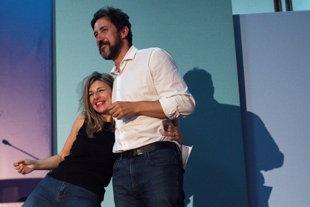 La ministra de Trabajo y Economía Social, Yolanda Díaz y el candidato de Galicia en Común-Anova Mareas, Antón Goméz Reino, durante el acto electoral que la formación gallega ha celebrado hoy viernes en Ourense, con vistas a las elecciones gallegas del próximo 12 de julio. La ministra de Trabajo y Economía Social, Yolanda Díaz y el candidato de Galicia en Común-Anova Mareas, Antón Goméz Reino, durante el acto electoral que la formación gallega ha celebrado hoy viernes en Ourense, con vistas a las elecciones gallegas del próximo 12 de julio.