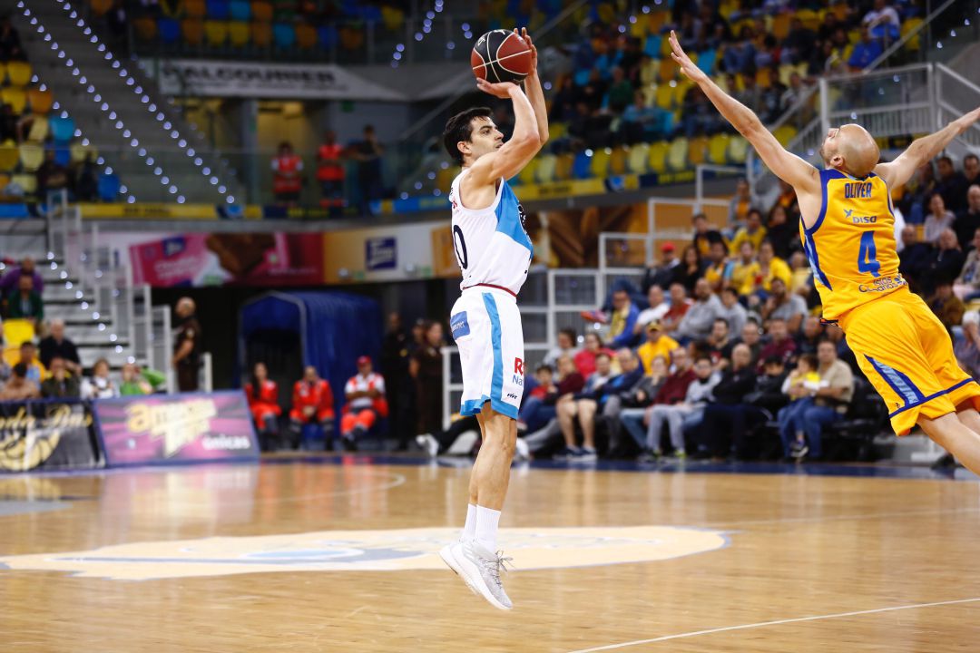 David Navarro lanza a canasta en el Gran Canaria Arena, ante la oposición de Albert OIiver David Navarro lanza a canasta en el Gran Canaria Arena, ante la oposición de Albert OIiver