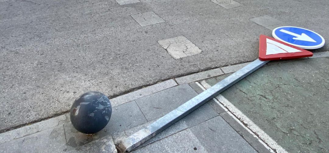 Una de las señales que ha aparecido volcada en la avenida de Andalucía Una de las señales que ha aparecido volcada en la avenida de Andalucía