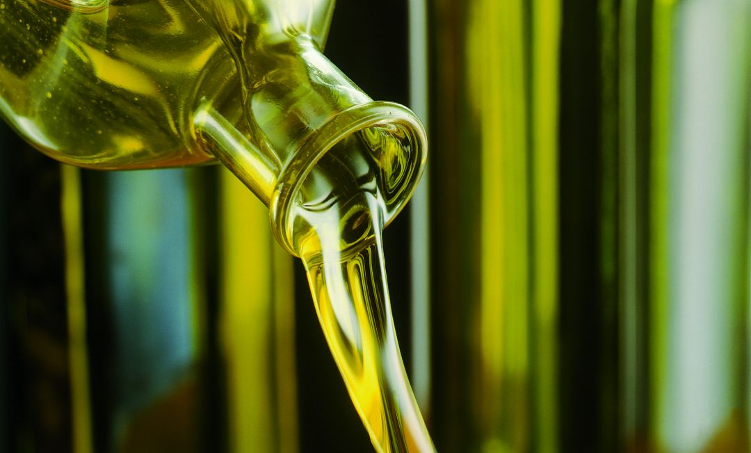 Una botella de aceite de oliva. Una botella de aceite de oliva.