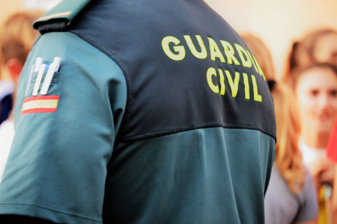 Un agente de la Guardia Civil, de espaldas Un agente de la Guardia Civil, de espaldas