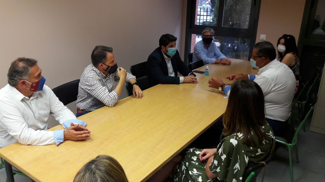 El presidente regional Fernando López Miras y el presidente del PP de Lorca, Fulgencio Gil, reunidos con representantes del sector ganadero lorquino El presidente regional Fernando López Miras y el presidente del PP de Lorca, Fulgencio Gil, reunidos con representantes del sector ganadero lorquino