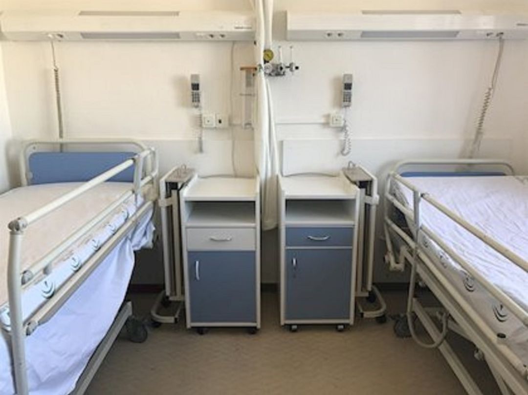 Camas vacías en una habitación de un hospital Camas vacías en una habitación de un hospital