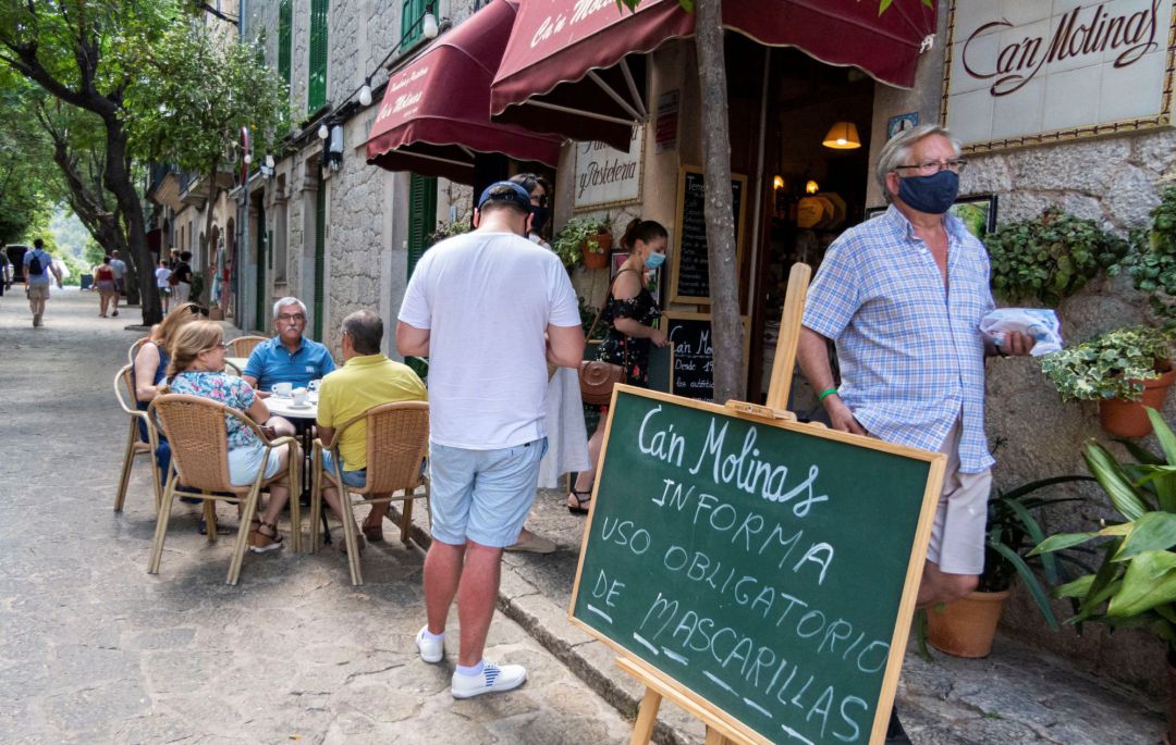 Vista de carteles en la pastelería de Valldemosa este jueves en Palma de Mallorca que informan de la obligatoriedad de mascarillas en todos los espacios públicos y de acceso público sin importar si se puede respetar la distancia de seguridad sanitaria, excepto en playas, piscinas, cuando se esté consumiendo comida o bebida o se practique deporte. Vista de carteles en la pastelería de Valldemosa este jueves en Palma de Mallorca que informan de la obligatoriedad de mascarillas en todos los espacios públicos y de acceso público sin importar si se puede respetar la distancia de seguridad sanitaria, excepto en playas, piscinas, cuando se esté consumiendo comida o bebida o se practique deporte.