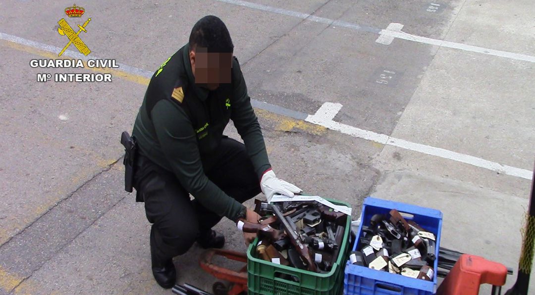 Un agente de la Guardia Civil supervisa algunas de las armas antes de ser destruidas Un agente de la Guardia Civil supervisa algunas de las armas antes de ser destruidas