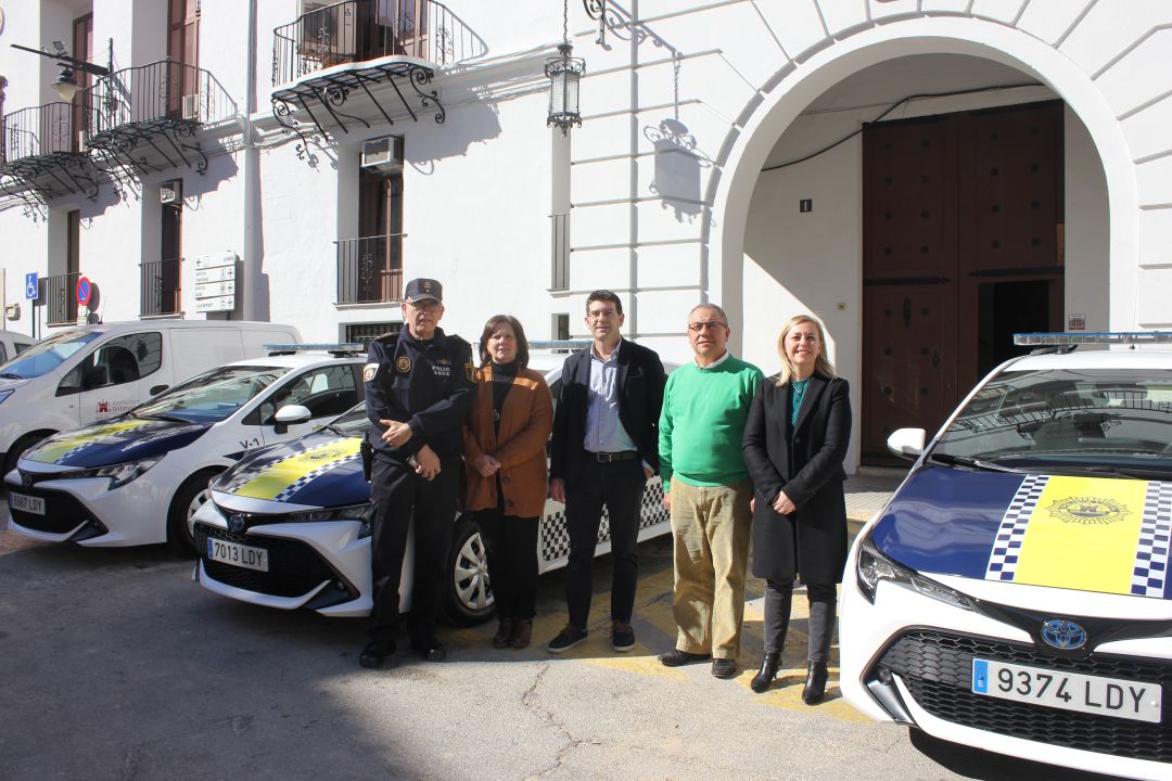 Membres del consistori i de la Policia Local fa uns mesos en la presentació dels nous cotyxes Membres del consistori i de la Policia Local fa uns mesos en la presentació dels nous cotyxes