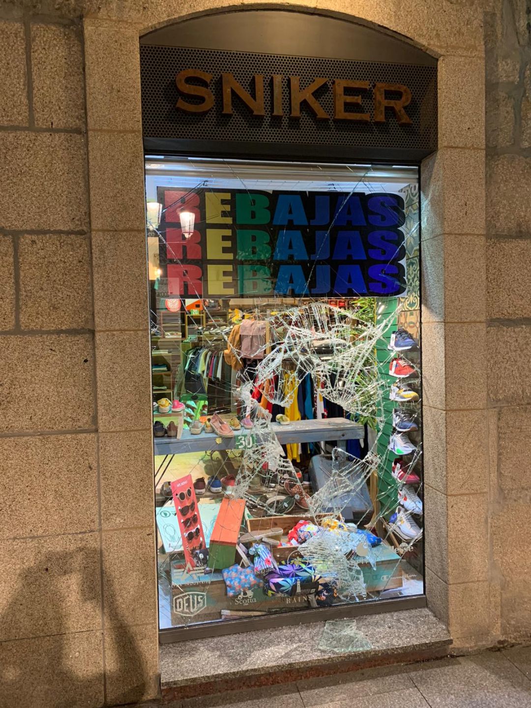 El escaparate de 'Sniker' destrozado tras el robo El escaparate de 'Sniker' destrozado tras el robo