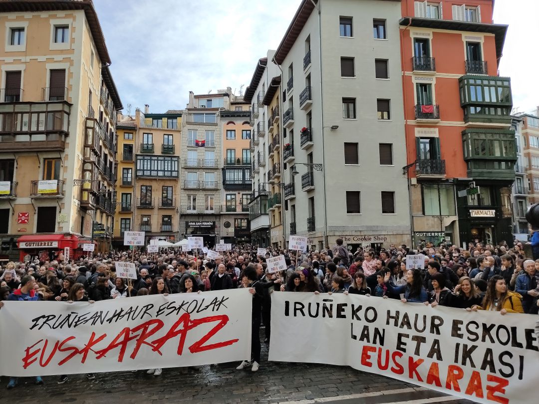 Imagen de una concentración reclamando escuelas infantiles en euskera. Imagen de una concentración reclamando escuelas infantiles en euskera.