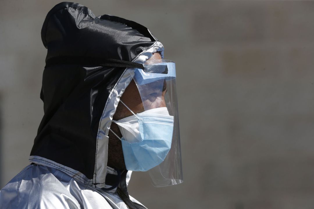 Un sanitario, protegido con las medidas de seguridad. Un sanitario, protegido con las medidas de seguridad.