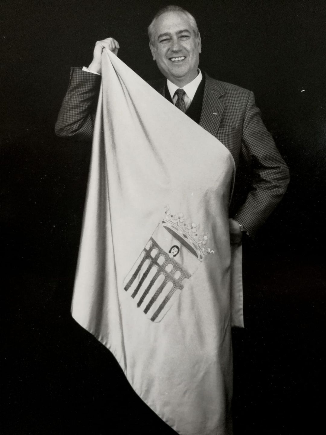 Ramón Escobar enfundado en una bandera de la ciudad de Segovia Ramón Escobar enfundado en una bandera de la ciudad de Segovia