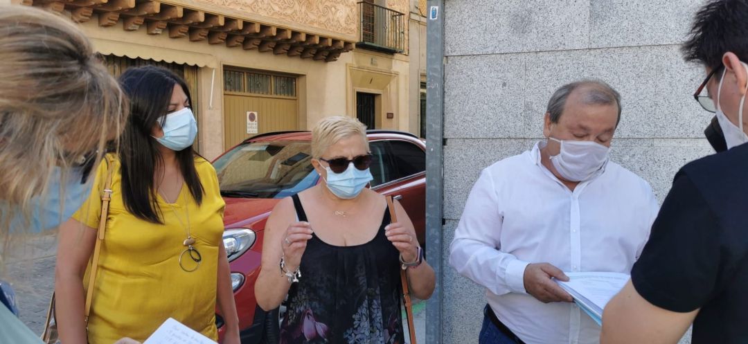 Alcaldes de varios pueblos entregan 1800 firmas en la Delegación Territorial solicitando la reapertura del Centro de Urgencias de Bercial Alcaldes de varios pueblos entregan 1800 firmas en la Delegación Territorial solicitando la reapertura del Centro de Urgencias de Bercial