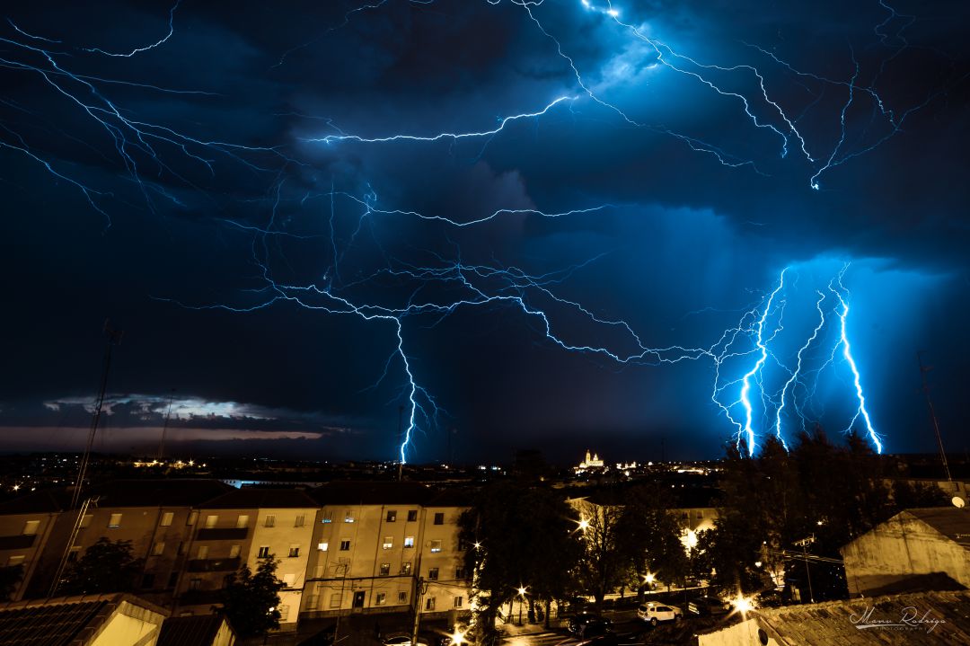 Imagen de la tormenta sobre la ciudad de Segovia en la noche de ayer Imagen de la tormenta sobre la ciudad de Segovia en la noche de ayer