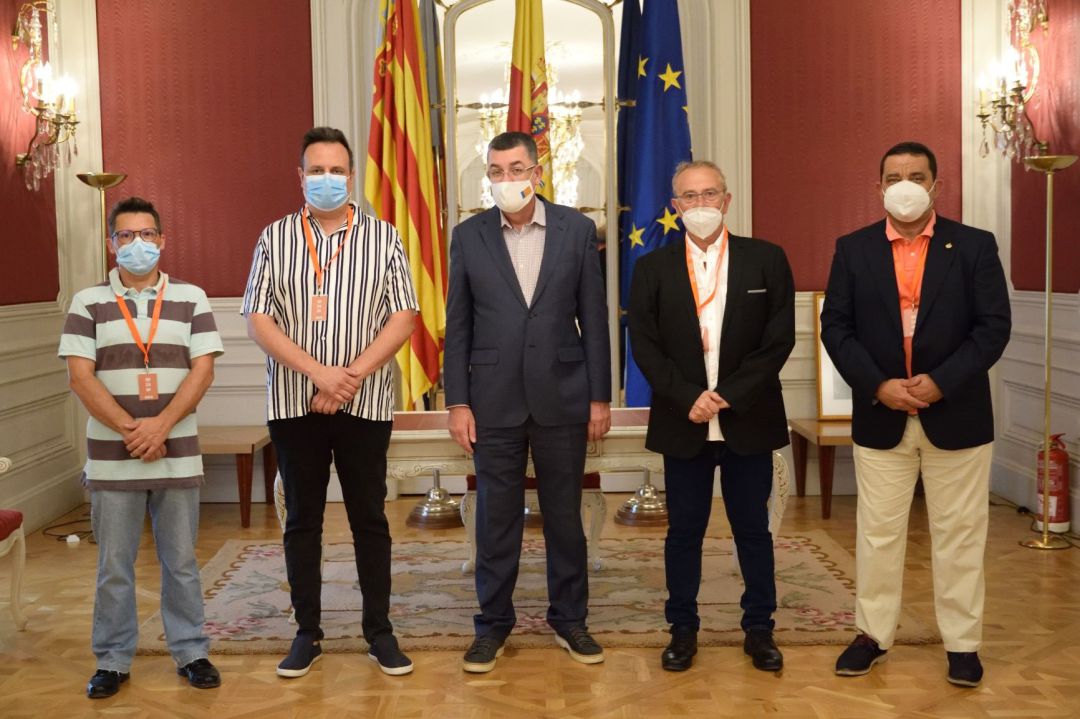 El president de Les Corts Valencianes, Enric Morera, se ha reunido este jueves con los artistas falleros y foguerers
El president de Les Corts Valencianes, Enric Morera, se ha reunido este jueves con los artistas falleros y foguerers