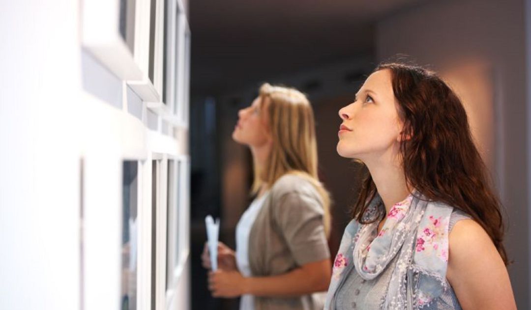 Mujeres jóvenes buscando empleo Mujeres jóvenes buscando empleo