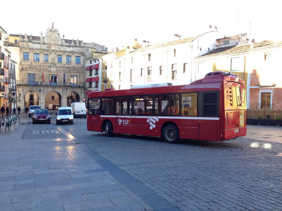 Autobús urbano en la parada de la Plaza Mayor de Cuenca Autobús urbano en la parada de la Plaza Mayor de Cuenca
