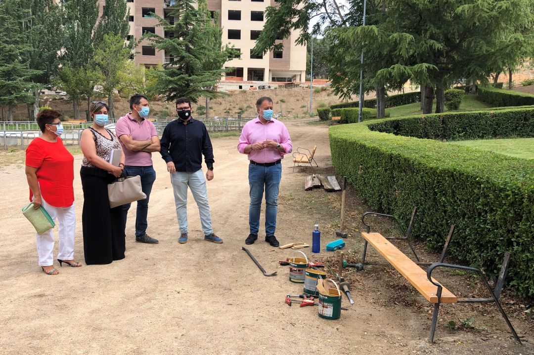 El equipo de Gobierno tiene intención de reparar o sustituir todos los bancos de la ciudad El equipo de Gobierno tiene intención de reparar o sustituir todos los bancos de la ciudad