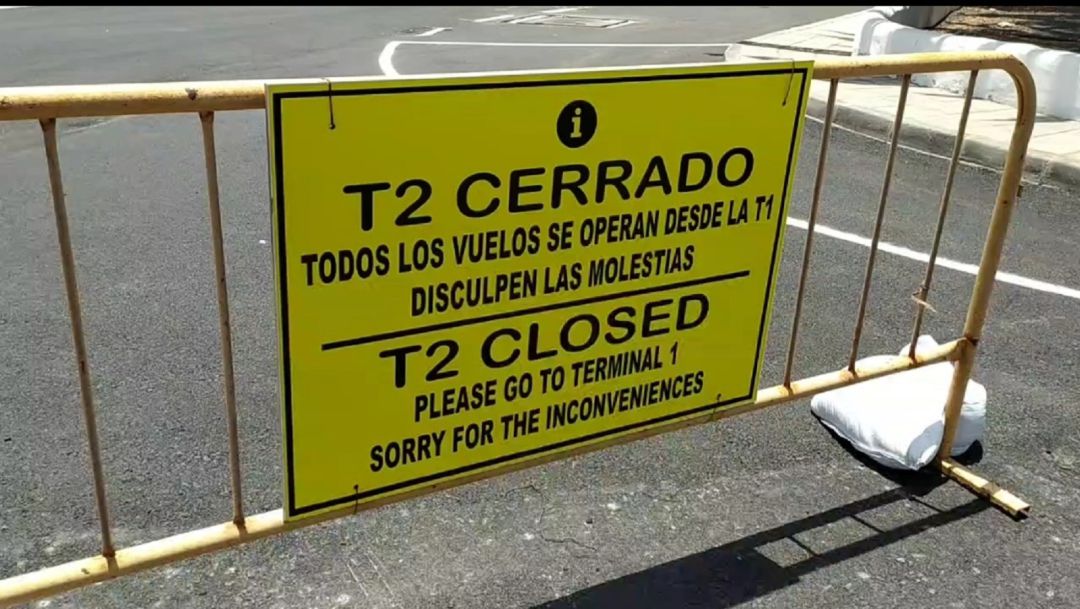 Señal de aviso de cierre de la Terminal 2 del aeropuerto César Manrique Lanzarote. Señal de aviso de cierre de la Terminal 2 del aeropuerto César Manrique Lanzarote.