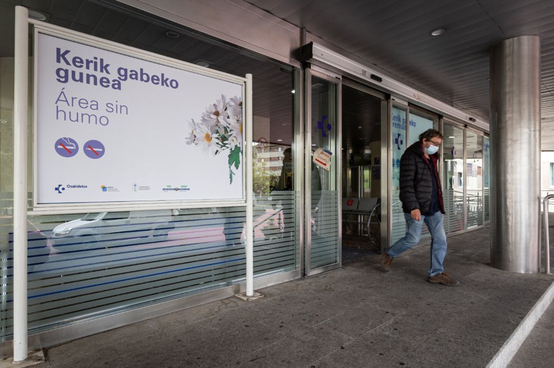Un hombre sale del Hospital de Txagorritxu Un hombre sale del Hospital de Txagorritxu