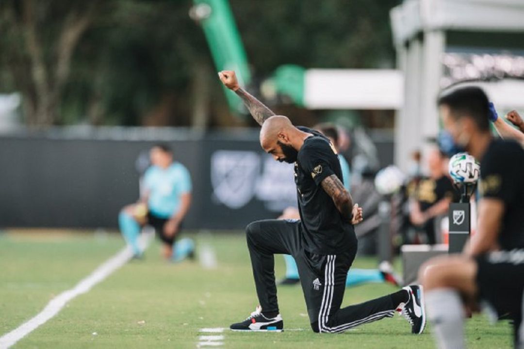 Henry estuvo arrodillado los primeros ocho minutos y 46 segundos del partido Henry estuvo arrodillado los primeros ocho minutos y 46 segundos del partido