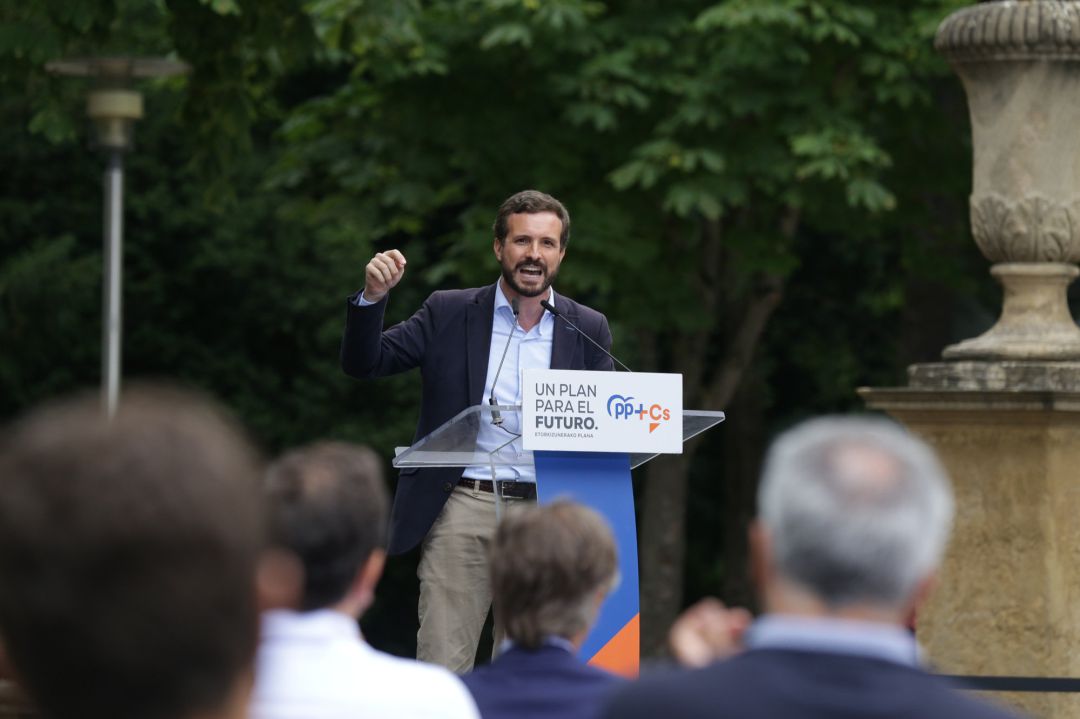 El presidente del Partido Popular, Pablo Casado, durante la clausura del acto de cierre de campaña en el quiosco de la Florida, en Vitoria. El presidente del Partido Popular, Pablo Casado, durante la clausura del acto de cierre de campaña en el quiosco de la Florida, en Vitoria.