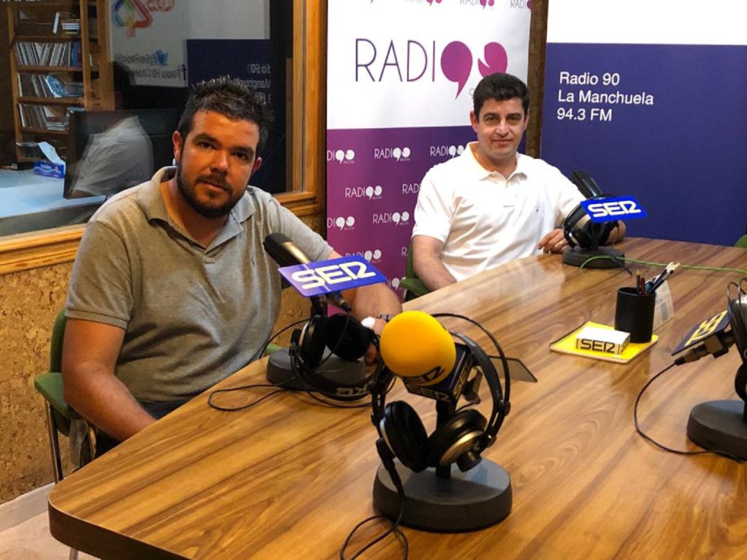 Carlos Gómez (izquierda) y Manolo Martínez (derecha) en los micrófonos de Radio 90 Cadena Ser Carlos Gómez (izquierda) y Manolo Martínez (derecha) en los micrófonos de Radio 90 Cadena Ser