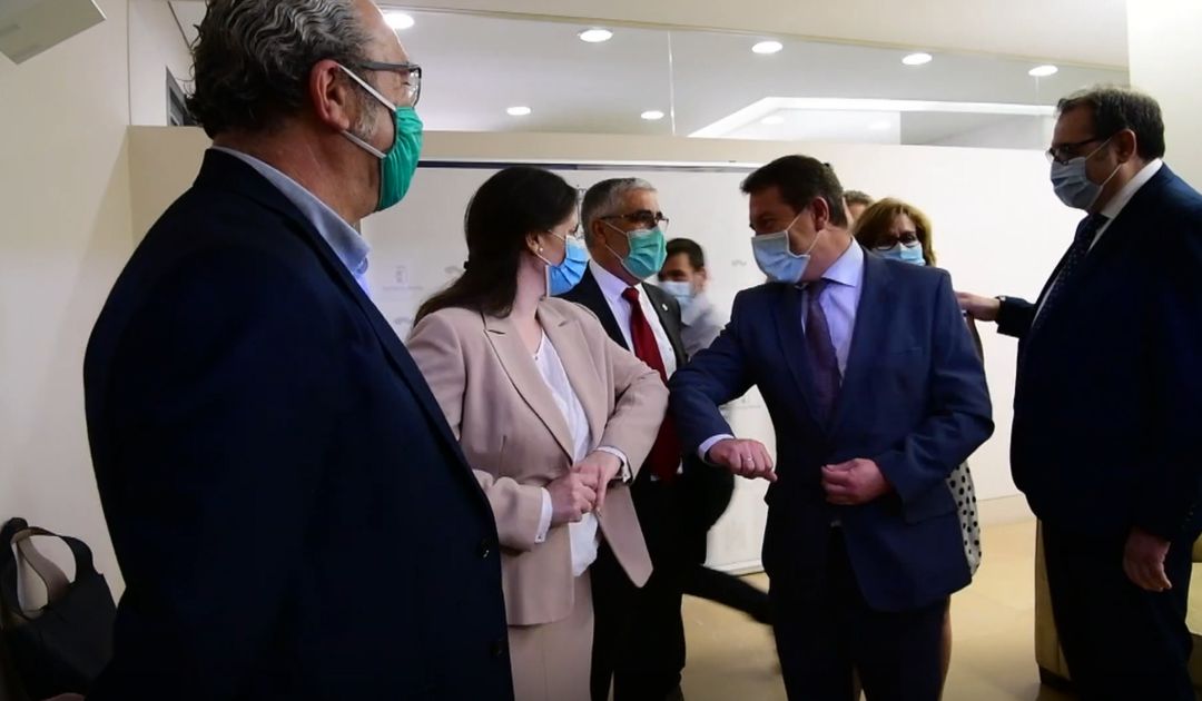 La gerente del hospital de Villarrobledo, Caridad Ballesteros, saludando al presidente de Castilla-La Mancha, Emiliano García Page La gerente del hospital de Villarrobledo, Caridad Ballesteros, saludando al presidente de Castilla-La Mancha, Emiliano García Page