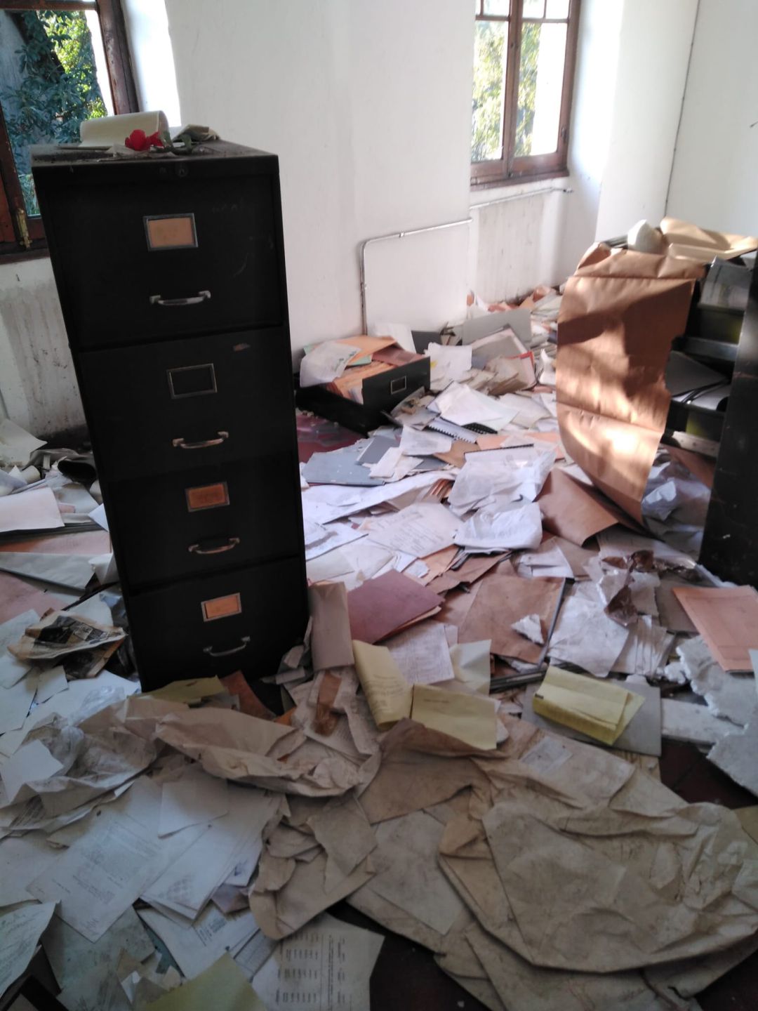Mucha de la documentación de la empresa está abandonada en las instalaciones que han sido saqueadas Mucha de la documentación de la empresa está abandonada en las instalaciones que han sido saqueadas