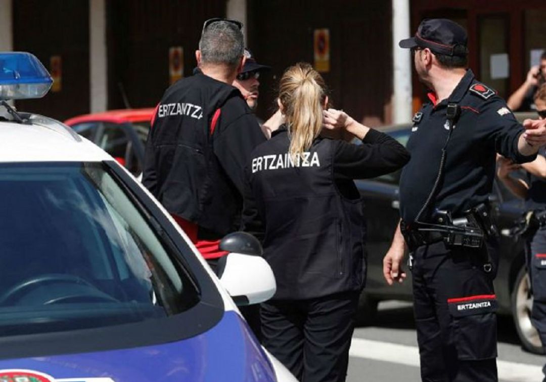 varias personas alertaron de una pelea en la que uno de los implicados usaba una navaja, en una trifulca en el citado barrio.
varias personas alertaron de una pelea en la que uno de los implicados usaba una navaja, en una trifulca en el citado barrio.