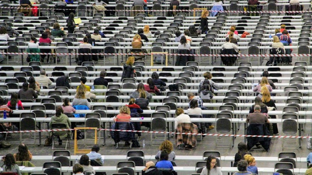 El sindicato ELA ha censurado este viernes que la Diputación Foral de Bizkaia, con el fin de "dar imagen de normalidad", siga a delante con sus procesos de OPE -Oferta Pública de Empleo-, "excluyendo de ellos a los trabajadores que tienen o sospechan que pueden tener Covid-19". El sindicato ELA ha censurado este viernes que la Diputación Foral de Bizkaia, con el fin de "dar imagen de normalidad", siga a delante con sus procesos de OPE -Oferta Pública de Empleo-, "excluyendo de ellos a los trabajadores que tienen o sospechan que pueden tener Covid-19".
