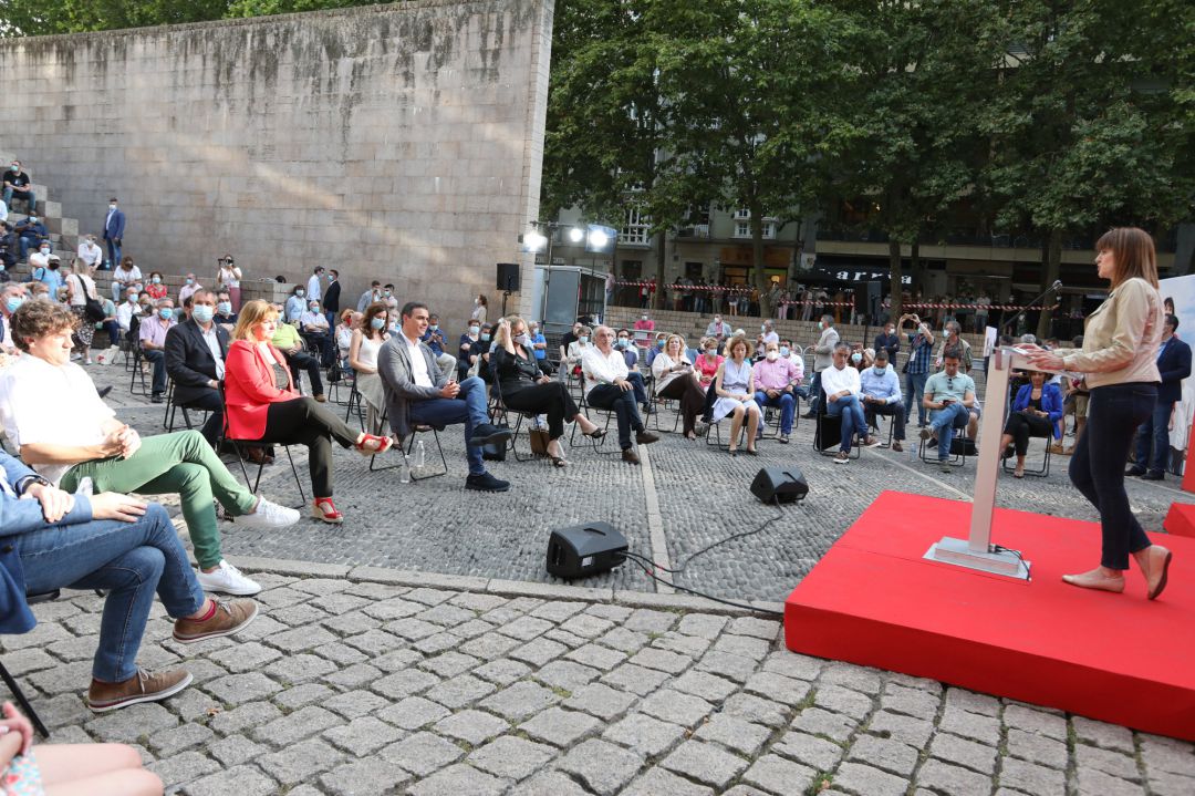 La candidata a lehendakari del PSE-EE, Idoia Mendia, durante su intervención en un acto en la Plaza de los Fueros de Vitoria en el que participa también el presidente del Gobierno, Pedro Sánchez, en Vitoria-Gasteiz, La candidata a lehendakari del PSE-EE, Idoia Mendia, durante su intervención en un acto en la Plaza de los Fueros de Vitoria en el que participa también el presidente del Gobierno, Pedro Sánchez, en Vitoria-Gasteiz,