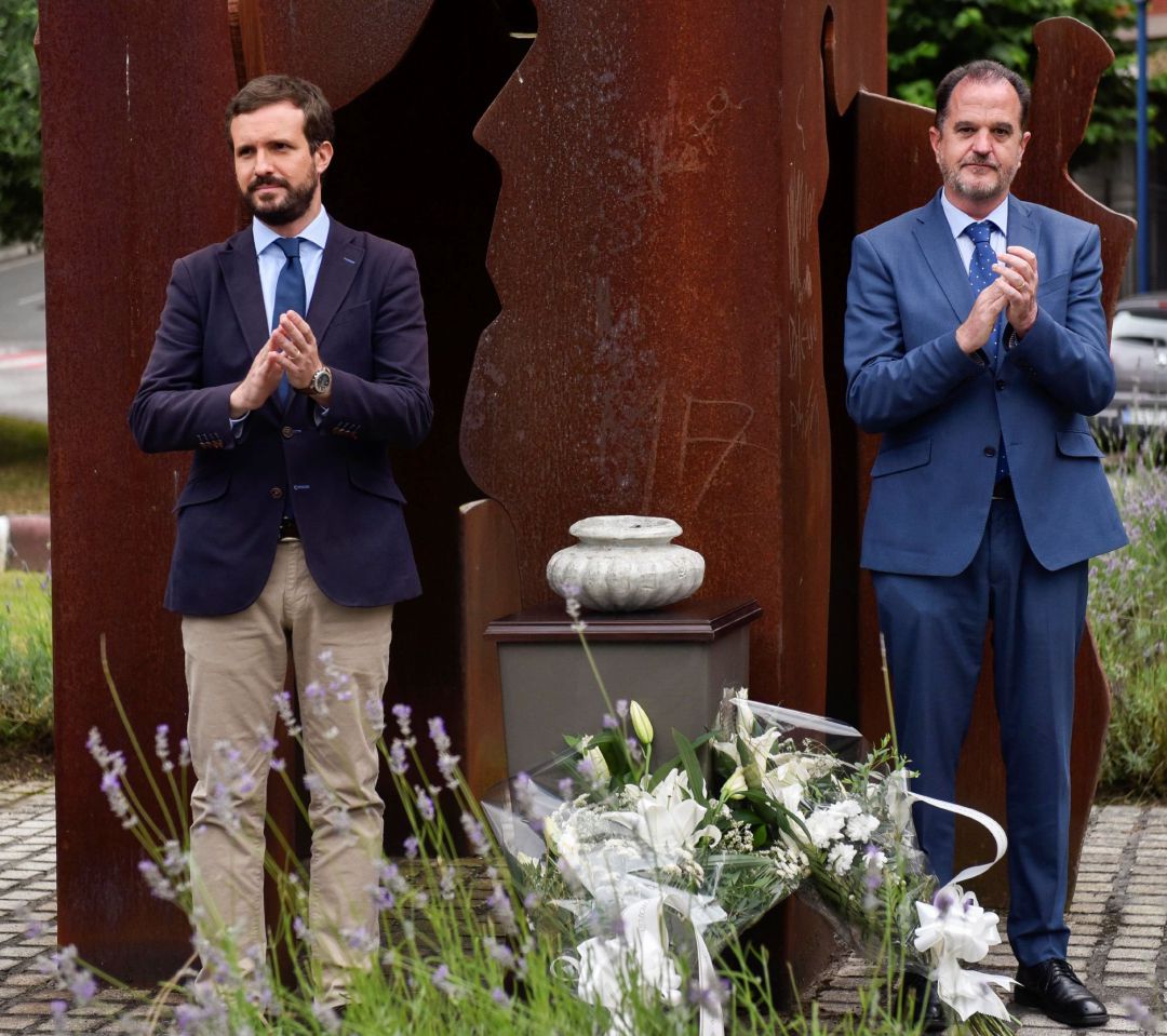 El presidente del Partido Popular, Pablo Casado (2d), y el candidato de esta formación política a las elecciones vascas del próximo 12 de julio, Carlos Iturgaiz (d), asisten este viernes en Ermua (Bizkaia) a una ofrenda floral en recuerdo del concejal del PP asesinado por ETA Miguel Ángel Blanco. El presidente del Partido Popular, Pablo Casado (2d), y el candidato de esta formación política a las elecciones vascas del próximo 12 de julio, Carlos Iturgaiz (d), asisten este viernes en Ermua (Bizkaia) a una ofrenda floral en recuerdo del concejal del PP asesinado por ETA Miguel Ángel Blanco.