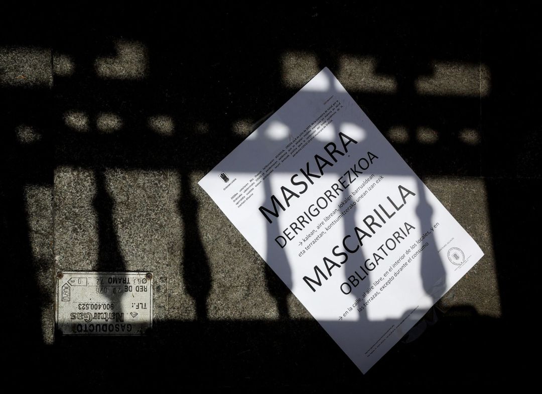 - Vista de un cartel informativo del Ayuntamiento de Ordizia (Gipuzkoa) caído en una calle - Vista de un cartel informativo del Ayuntamiento de Ordizia (Gipuzkoa) caído en una calle